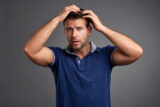 Jeune homme inquiet de la perte de cheveux